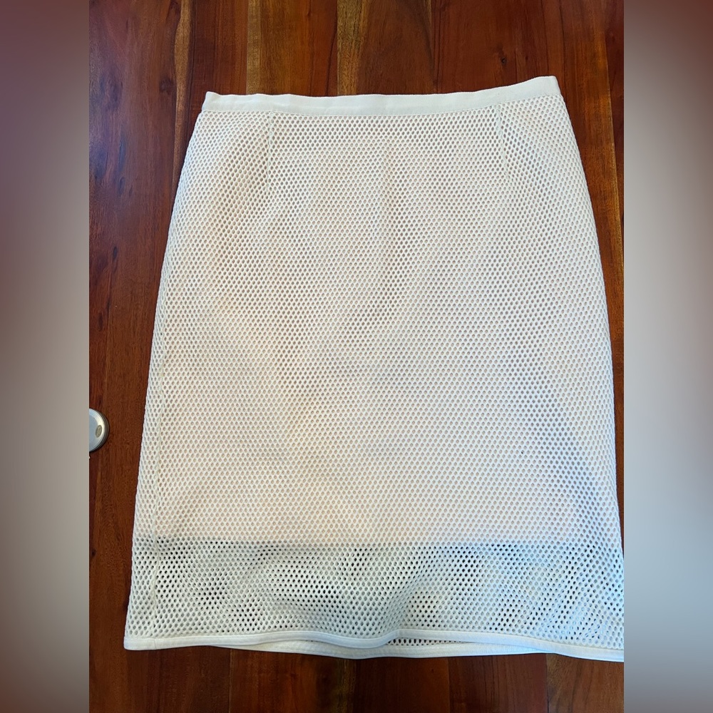 Akris white pencil skirt with pale pink lining. Honeycomb exterior layer.